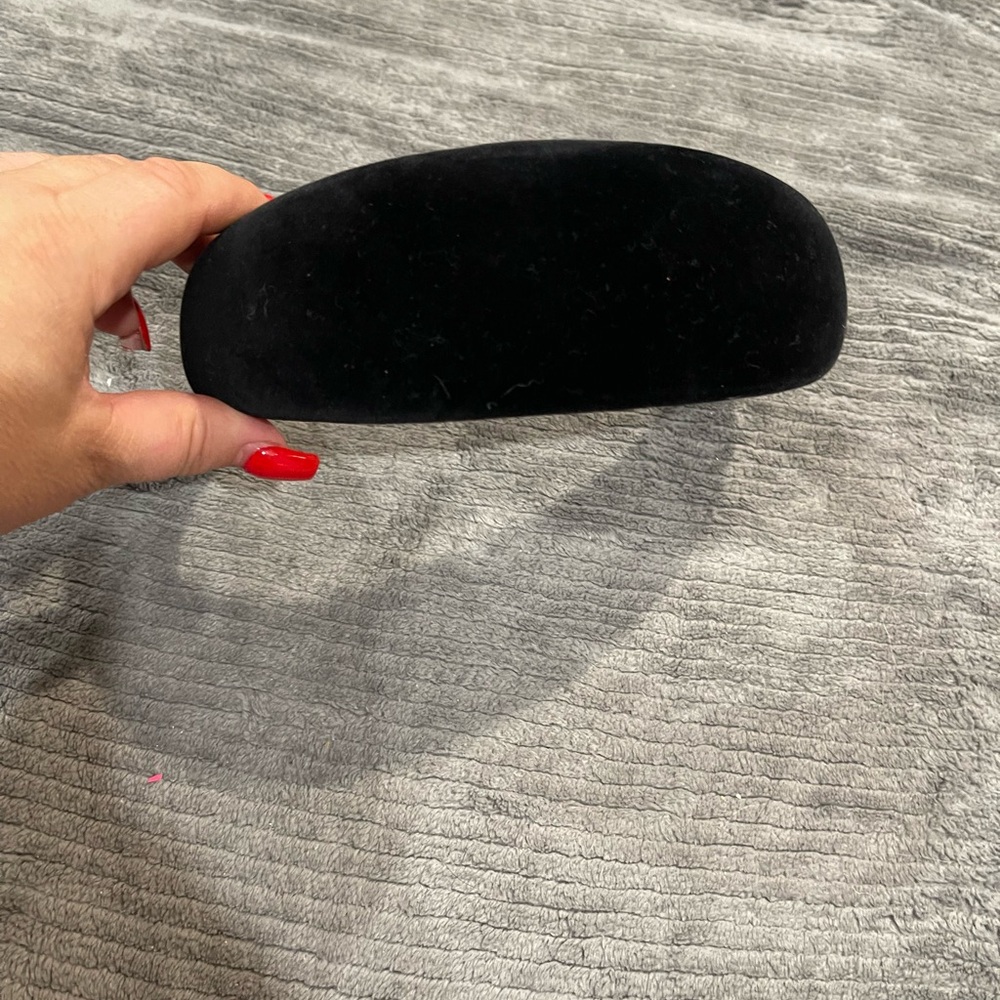 Velvet Prada hair accessory‎